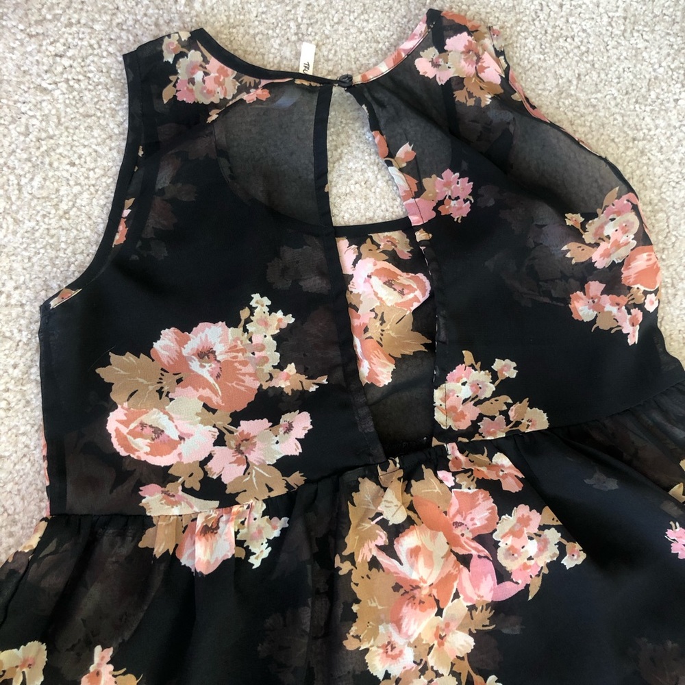 Razor back blouse - Picture 2 of 3